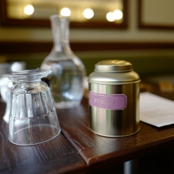 Boîte à thé dorée